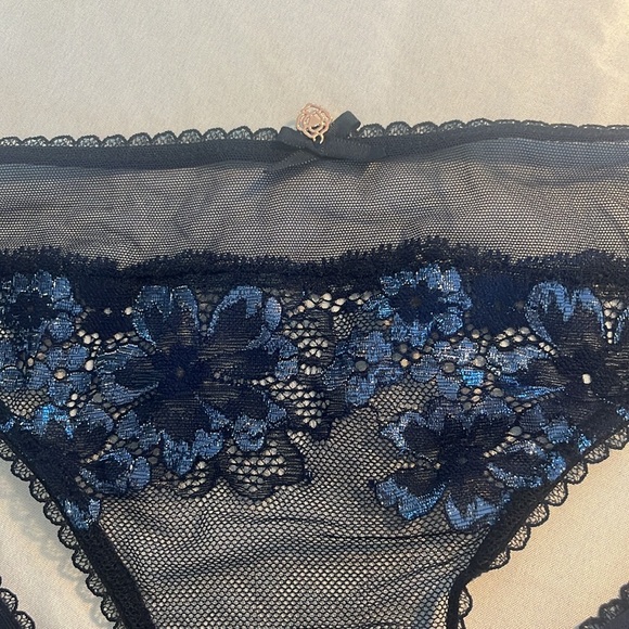 Bundle of 2 VS Thongs, Size L - Picture 7 of 9